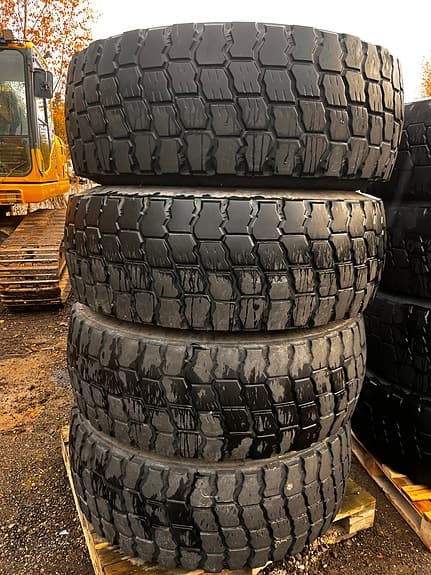 Volvo 3 sett dekk og felg til Volvo og JCB. 2015, kr 15 000,-