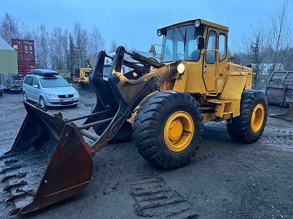 Volvo LM 846 med skoffe og palle gaffel..